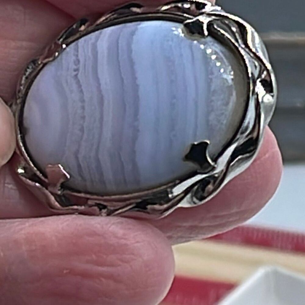 Vintage blue lace agate gemstone in a silvertone oval frame. - Picture 2 of 7